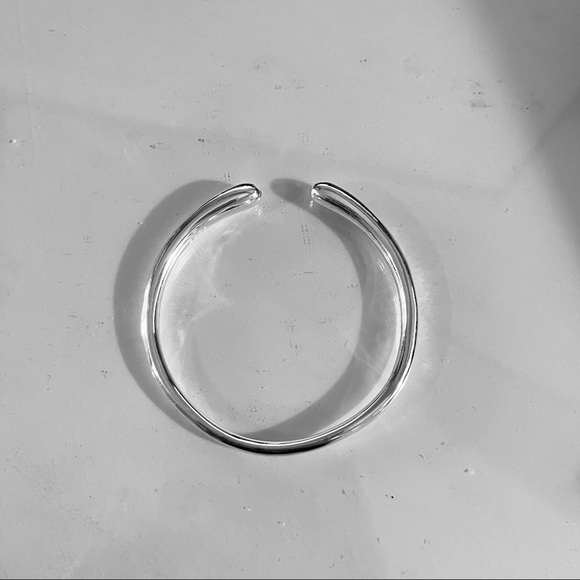 TIFFANY-inspired design Sterling Silver plain round teardrop bangle (silver) - Picture 6 of 7